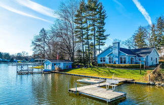 Foto 1 - Lakefront Paw Paw Cottage w/ Boats & 2 Docks