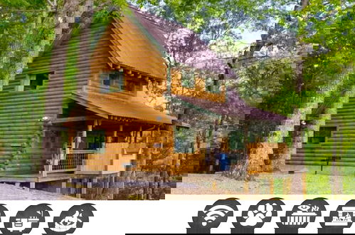Foto 1 - Evie's Mountain Castle 2 Bedroom Cabin by RedAwning