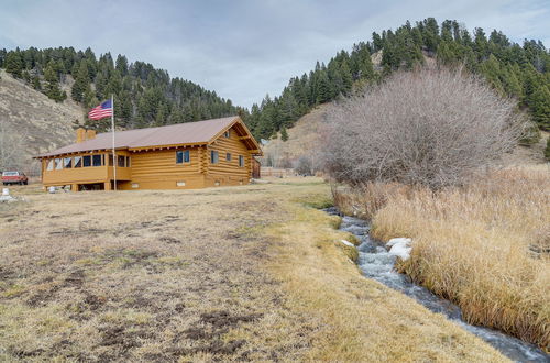 Foto 4 - Cozy Montana Cabin Near Yellowstone National Park