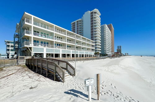 Foto 33 - Charming 2bd/1.5ba Beachfront Condo w/ Pool View