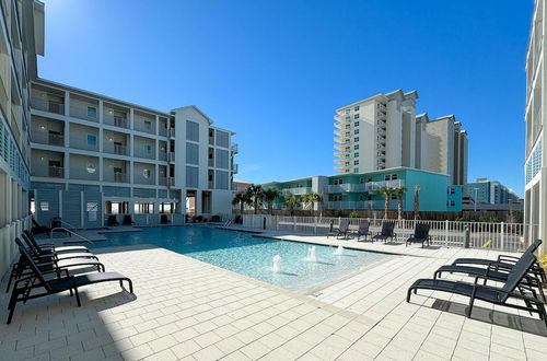 Foto 16 - Charming 2bd/1.5ba Beachfront Condo w/ Pool View