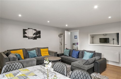 Photo 17 - Charming 3-bed Apartment in London