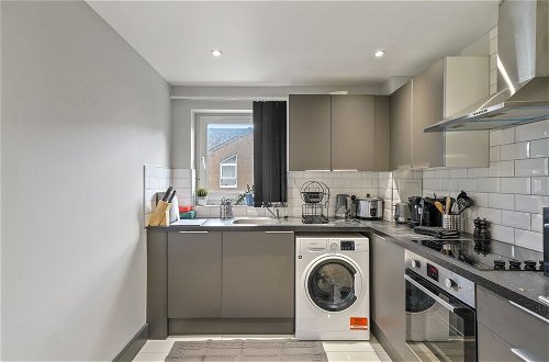 Foto 22 - Charming 3-bed Apartment in London