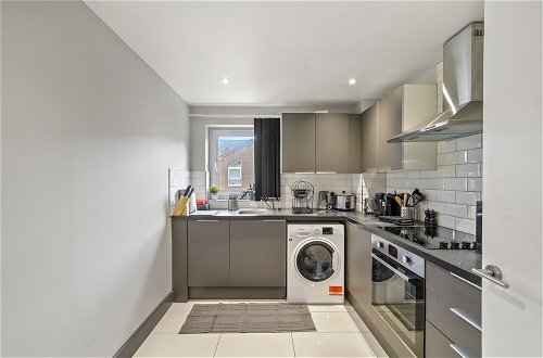 Foto 23 - Charming 3-bed Apartment in London