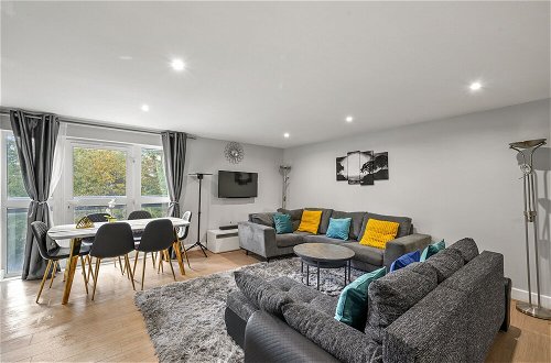 Photo 13 - Charming 3-bed Apartment in London