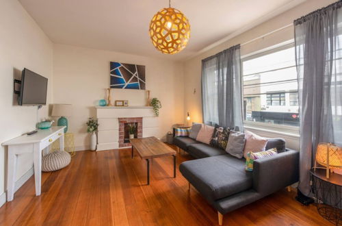 Foto 6 - Bright & Sunny 2-bed Unit in the Heart of St Kilda