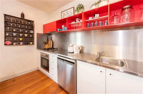 Photo 5 - Bright & Sunny 2-bed Unit in the Heart of St Kilda