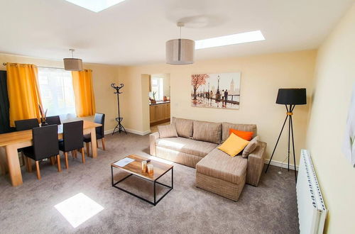 Photo 1 - Charming 2-bed Apartment in Stroud