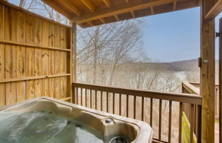 Foto 3 - Peaceful Celina Cabin w/ Hot Tub & Lake View