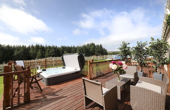 JOIVY Greenknowes Lodge With Hot Tub And Wood Burning Stove - Foto 38