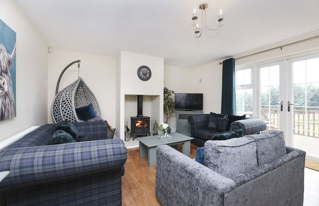 JOIVY Greenknowes Lodge With Hot Tub And Wood Burning Stove - Foto 25