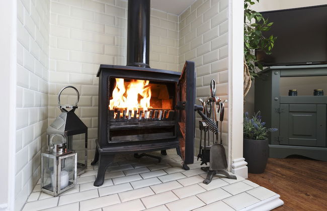 JOIVY Greenknowes Lodge With Hot Tub And Wood Burning Stove - Foto 28