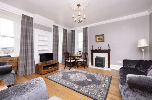 Foto 14 - Altido Charming 2-Bed Flat Near Edinburgh Castle