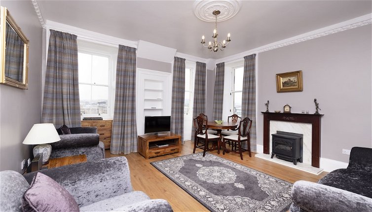 Foto 1 - Altido Charming 2-Bed Flat Near Edinburgh Castle