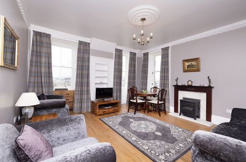 Foto 1 - JOIVY Charming 2-Bed Flat Near Edinburgh Castle