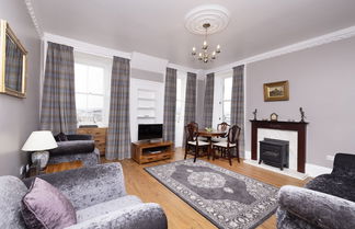 Foto 1 - JOIVY Charming 2-Bed Flat Near Edinburgh Castle