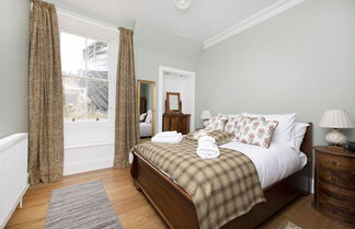 Photo 2 - JOIVY Charming 2-Bed Flat Near Edinburgh Castle