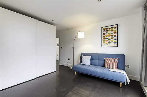 Photo 15 - Comfortable, Modern Flat in Shoreditch