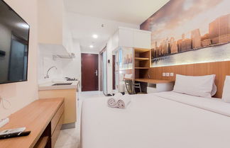 Foto 3 - Cozy Living And Comfy Studio Sky House Bsd Apartment