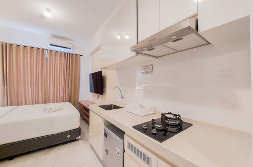 Foto 6 - Cozy Living And Comfy Studio Sky House Bsd Apartment