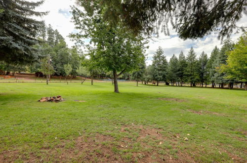 Foto 16 - Rustic Pine Retreat w/ Fenced 1-acre Yard