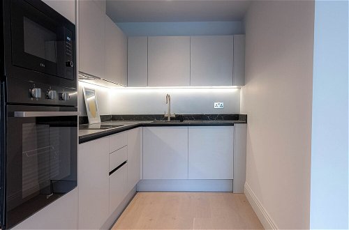 Photo 10 - Stylish Apartments with Balcony for upper apartments & Free Parking in a prime location - Five Miles from Heathrow Airport