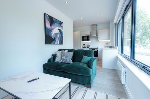 Photo 23 - Stylish Apartments with Balcony for upper apartments & Free Parking in a prime location - Five Miles from Heathrow Airport