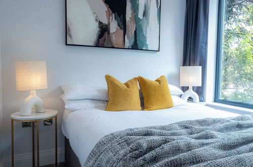 Photo 9 - Stylish Apartments with Balcony for upper apartments & Free Parking in a prime location - Five Miles from Heathrow Airport