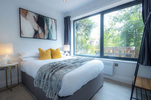 Photo 7 - Stylish Apartments with Balcony for upper apartments & Free Parking in a prime location - Five Miles from Heathrow Airport