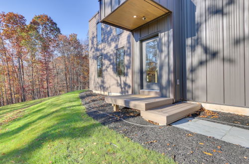 Foto 6 - Modern Berkeley Springs Cabin w/ Private Hot Tub