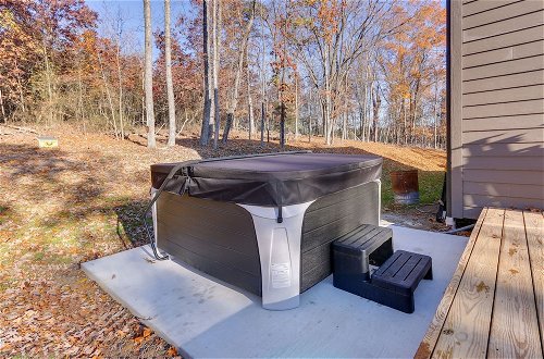 Photo 16 - Modern Berkeley Springs Cabin w/ Private Hot Tub