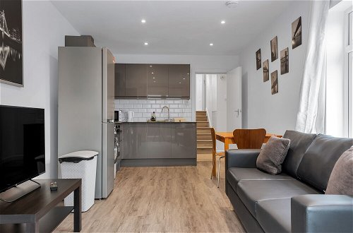 Photo 12 - Charming 2-bed Apartment in South West London