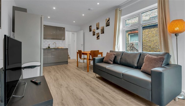 Photo 1 - Charming 2-bed Apartment in South West London
