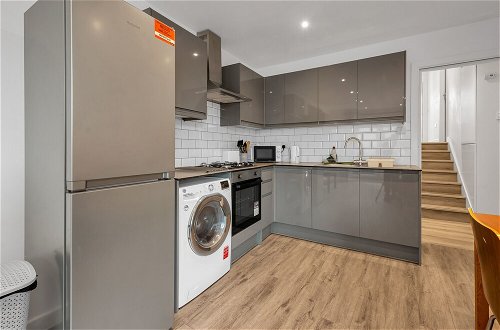 Photo 10 - Charming 2-bed Apartment in South West London