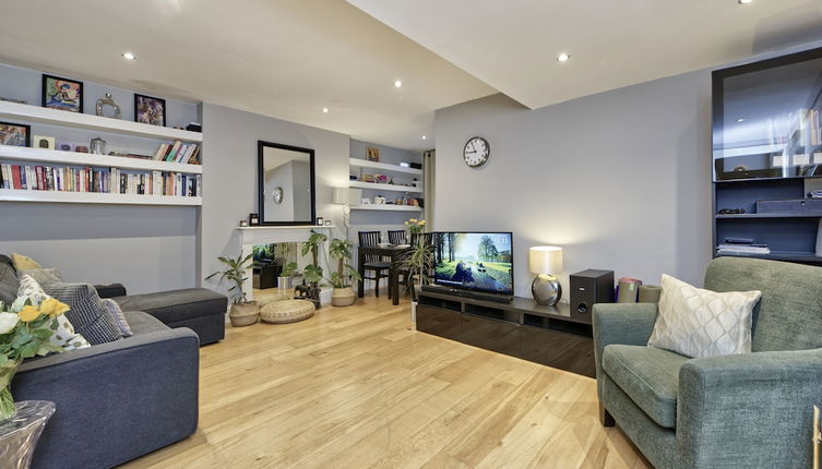 Photo 1 - Spacious Pimlico Apartment by Underthedoormat