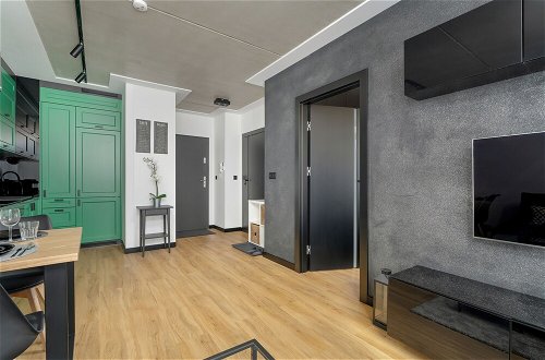 Foto 18 - Black and Green Apartment by Renters
