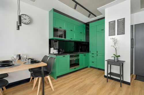 Foto 10 - Black and Green Apartment by Renters