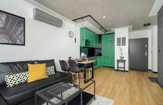 Foto 1 - Black and Green Apartment by Renters