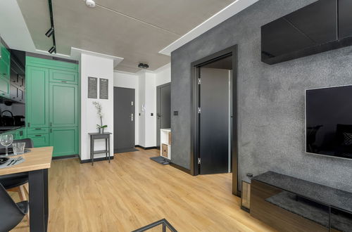 Photo 16 - Black and Green Apartment by Renters