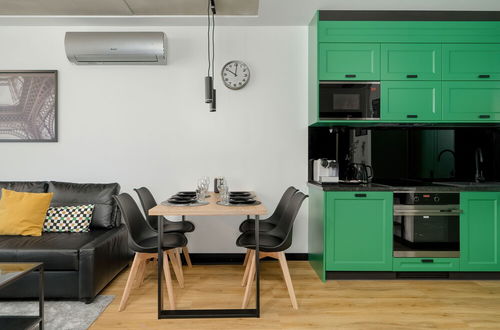 Foto 23 - Black and Green Apartment by Renters