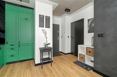 Foto 12 - Black and Green Apartment by Renters