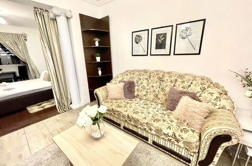 Photo 11 - Baroq Central City Apartment