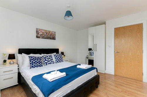 Photo 2 - Skyvillion 1bed Enfield Flat W Balcony & Parking