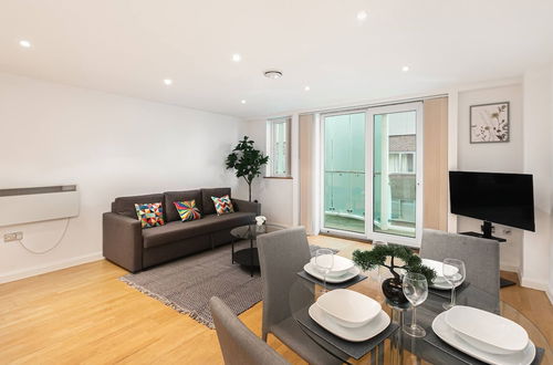 Photo 19 - Skyvillion - Spacious 2bed W Balcony In Barnet