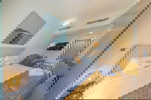 Foto 2 - Bright and cozy studio in Azizi Riviera