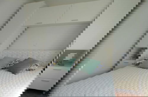 Foto 3 - Shimmering Sea Apartment With Sea View and Balcony