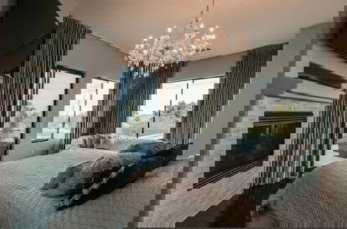 Foto 8 - Luxury Contemporary Sanctuary w/ Pool and Views!