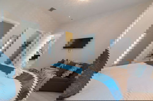 Foto 3 - Luxurious Beach Retreat w/ Heated Pool&basketball