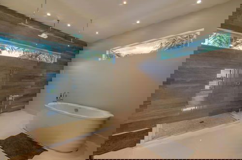 Foto 21 - Luxurious Beach Retreat w/ Heated Pool&basketball