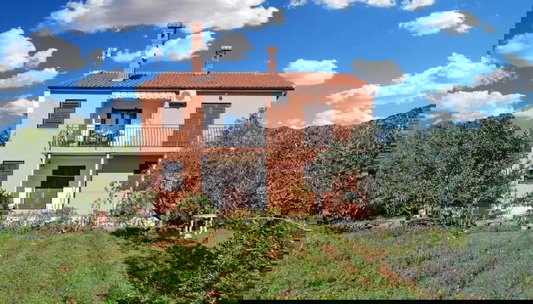 Foto 1 - Bright Apartment With Garden and Balcony